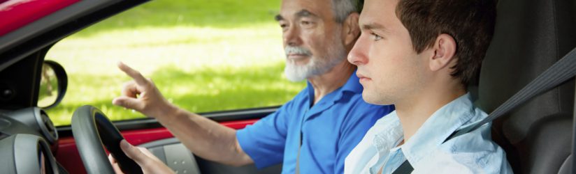 Leçon de conduite Teenager learning to drive