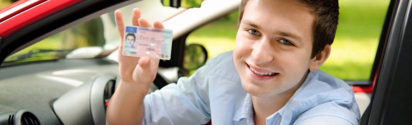 FOT150601A ILLUSTRATION
un jeune homme au volant de sa voiture avec son tout nouveau permis de conduire
jeune conducteur